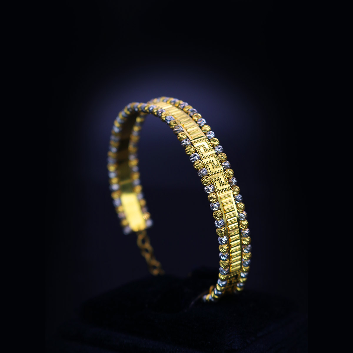 Dazzling-Infinite-Sparkle-Gold-Bracelet-01-dgoldpassion