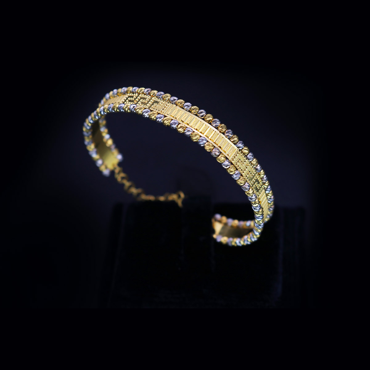 Dazzling-Infinite-Sparkle-Gold-Bracelet-02-dgoldpassion