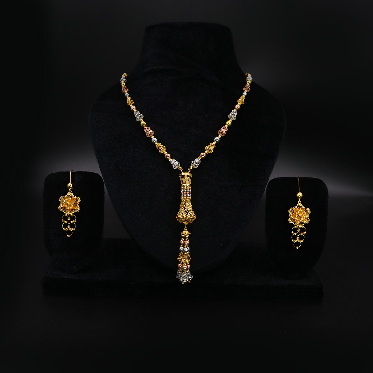 Elegance-in-Gold-Flourish-Necklace-Set-01-dgoldpassion