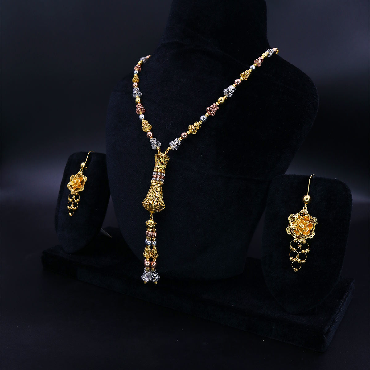 Elegance-in-Gold-Flourish-Necklace-Set-02-dgoldpassion