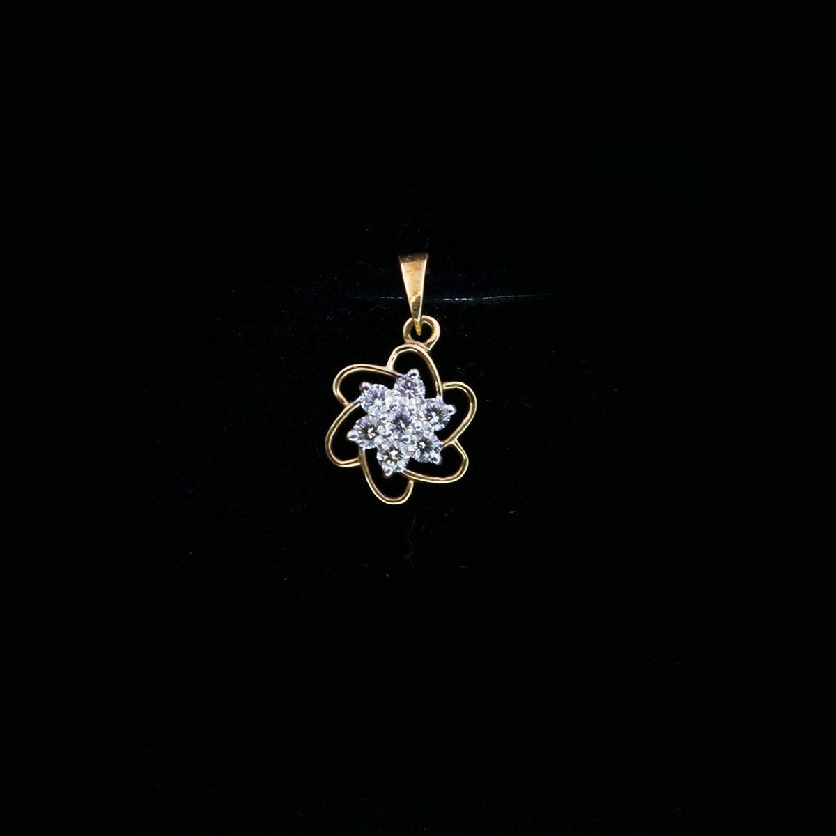 Elegant-Floral-Diamond-Pendant-01-dgoldpassion