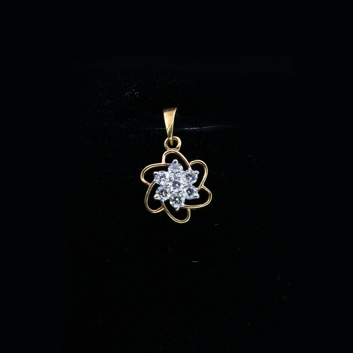 Elegant-Floral-Diamond-Pendant-02-dgoldpassion