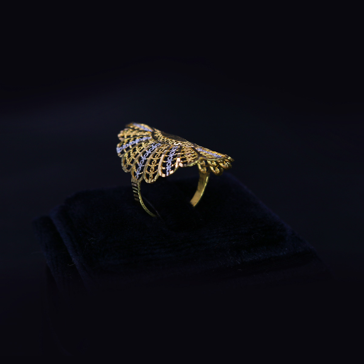 Engagement-Gold-Ring-02-dgoldpassion