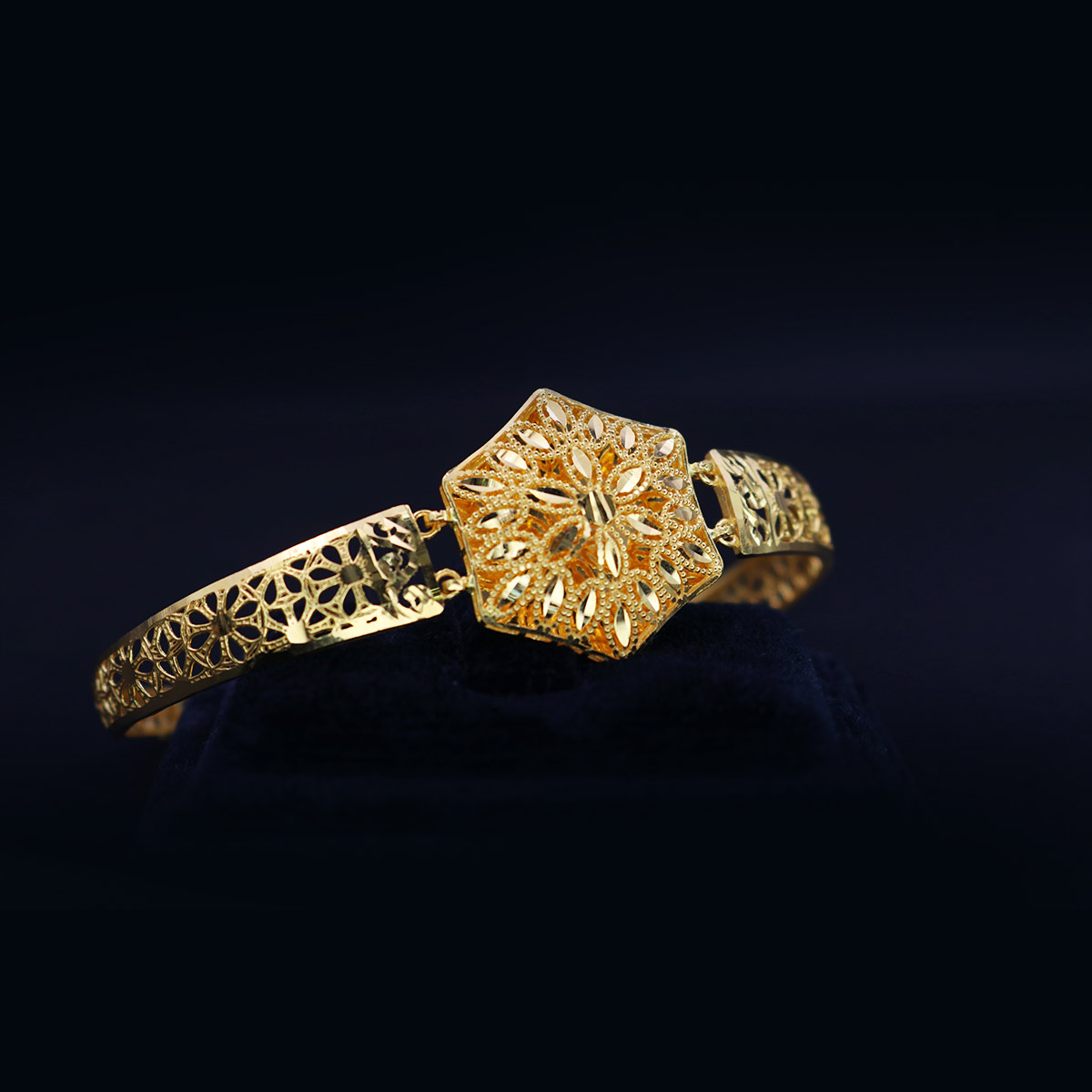 Enigmatic-Stunning-Gold-Bracelet-01-dgoldpassion