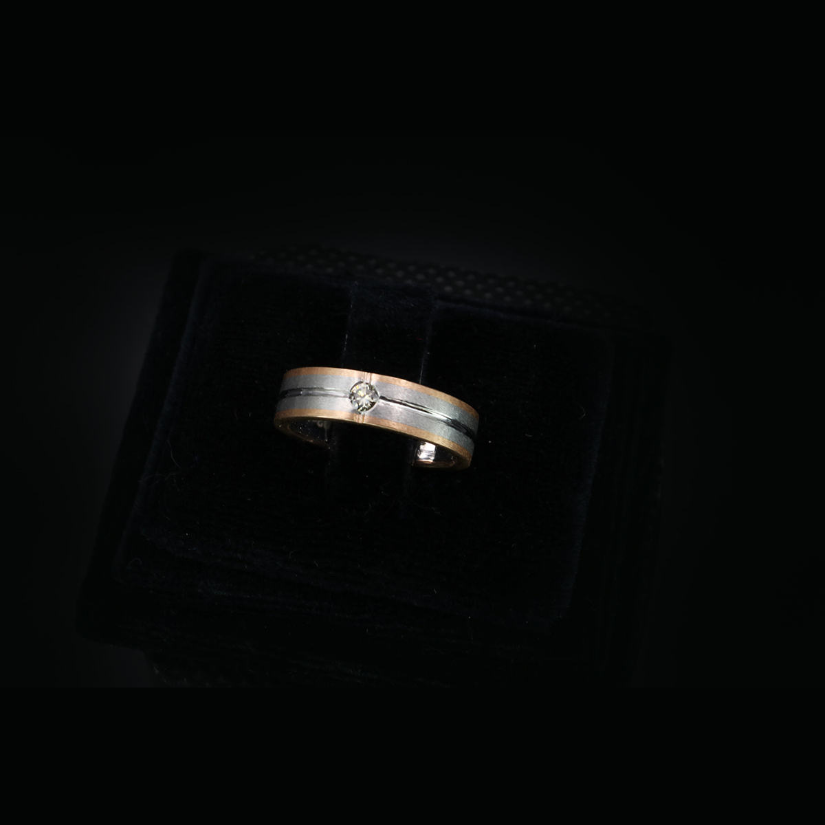 Eternal-Rose-Bordered-Platinum-Ring-01-dgoldpassion