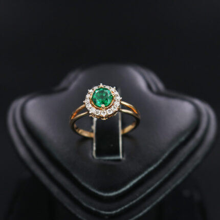 Green-Gemstoned-Loving-Ring-01-dgoldpassion