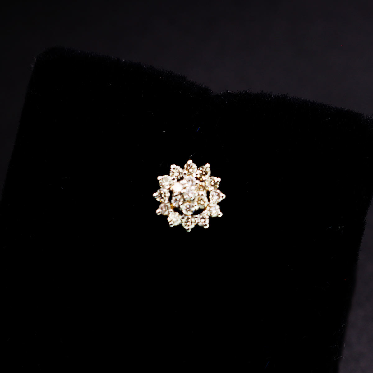 Lovely-Diamond-Nosepin-01-dgoldpassion