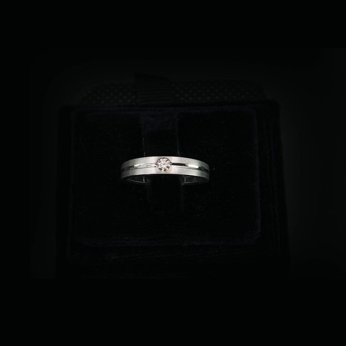 Mesmerizing-Diamond-in-Platinum-Ring-01-dgoldpassion