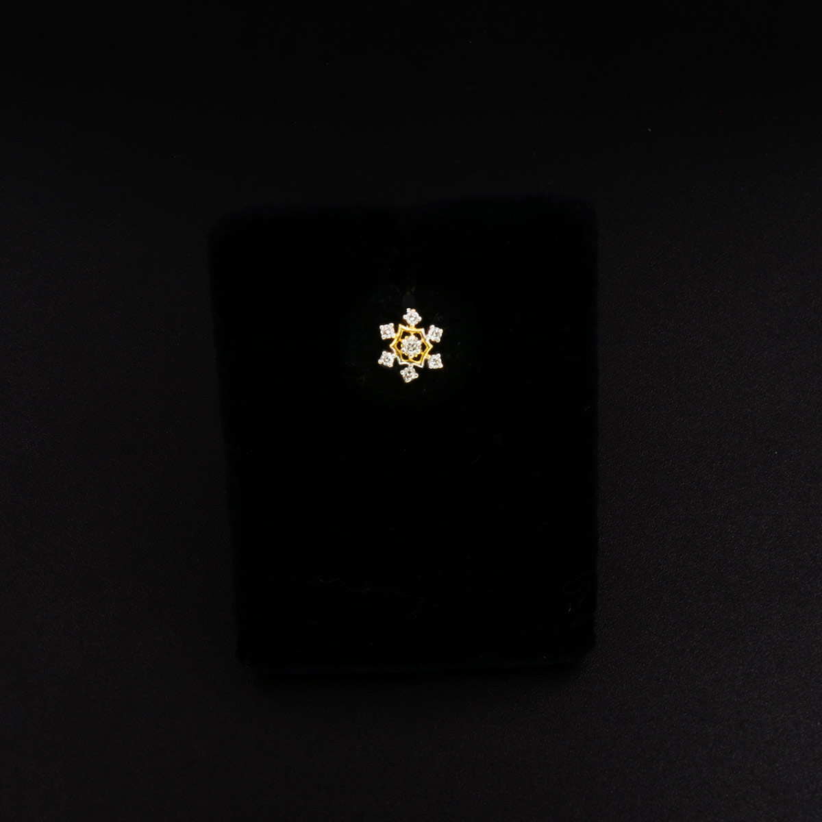 Radiant-Glamorous-Diamond-Nosepin-01-dgoldpassion