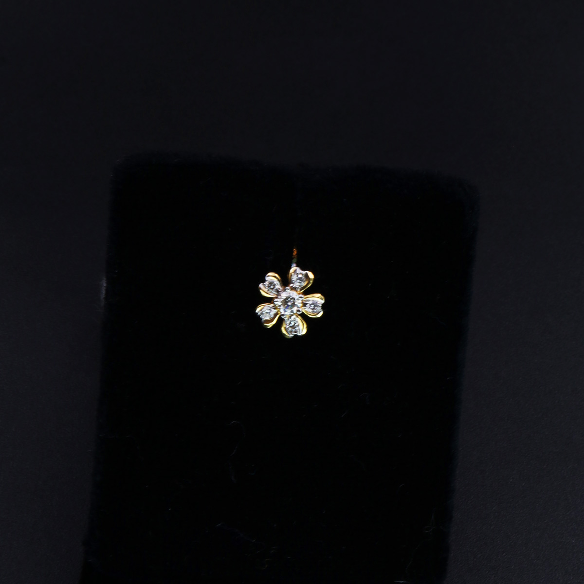 Sleek-&-Chic-Diamond-Nose-Stud-01-dgoldpassion