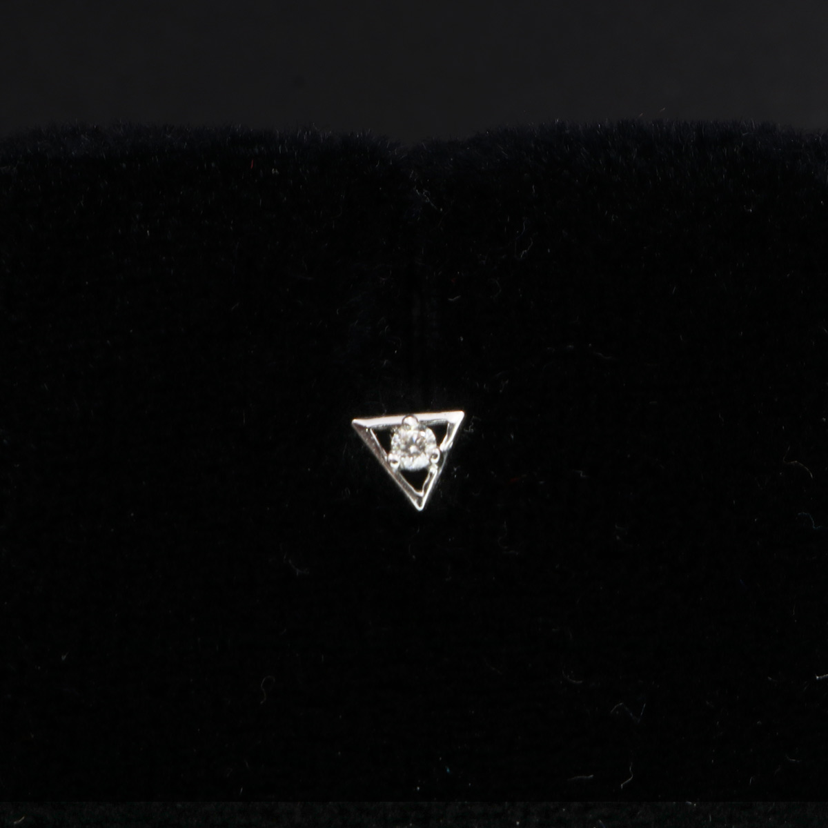 Sleek-&-Chic-Diamond-Nose-Stud-01-dgoldpassion