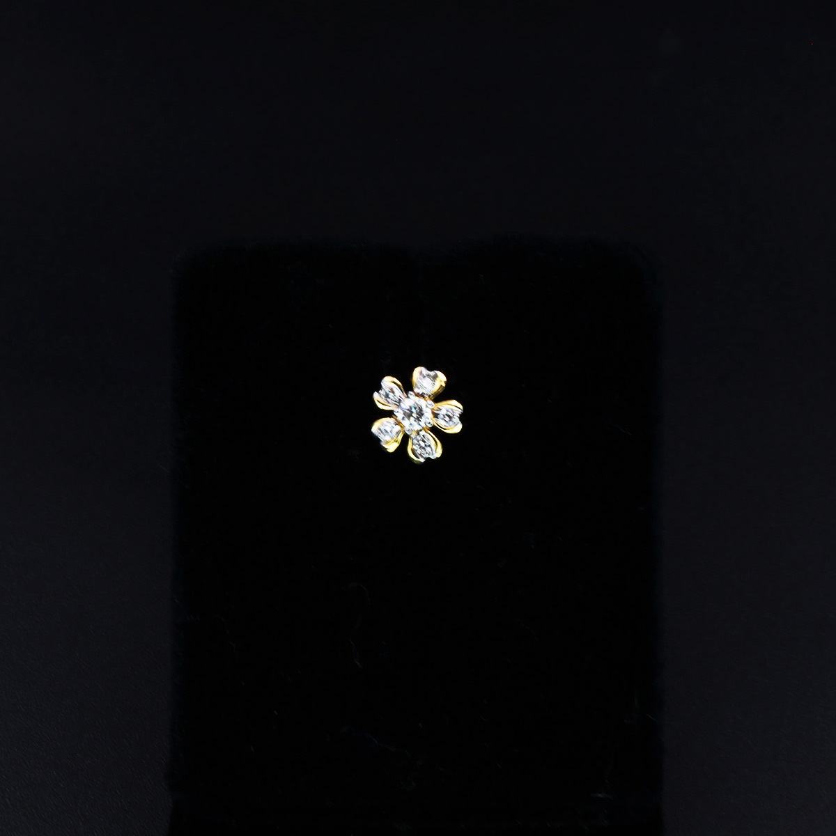 Sleek-&-Chic-Diamond-Nose-Stud-02-dgoldpassion