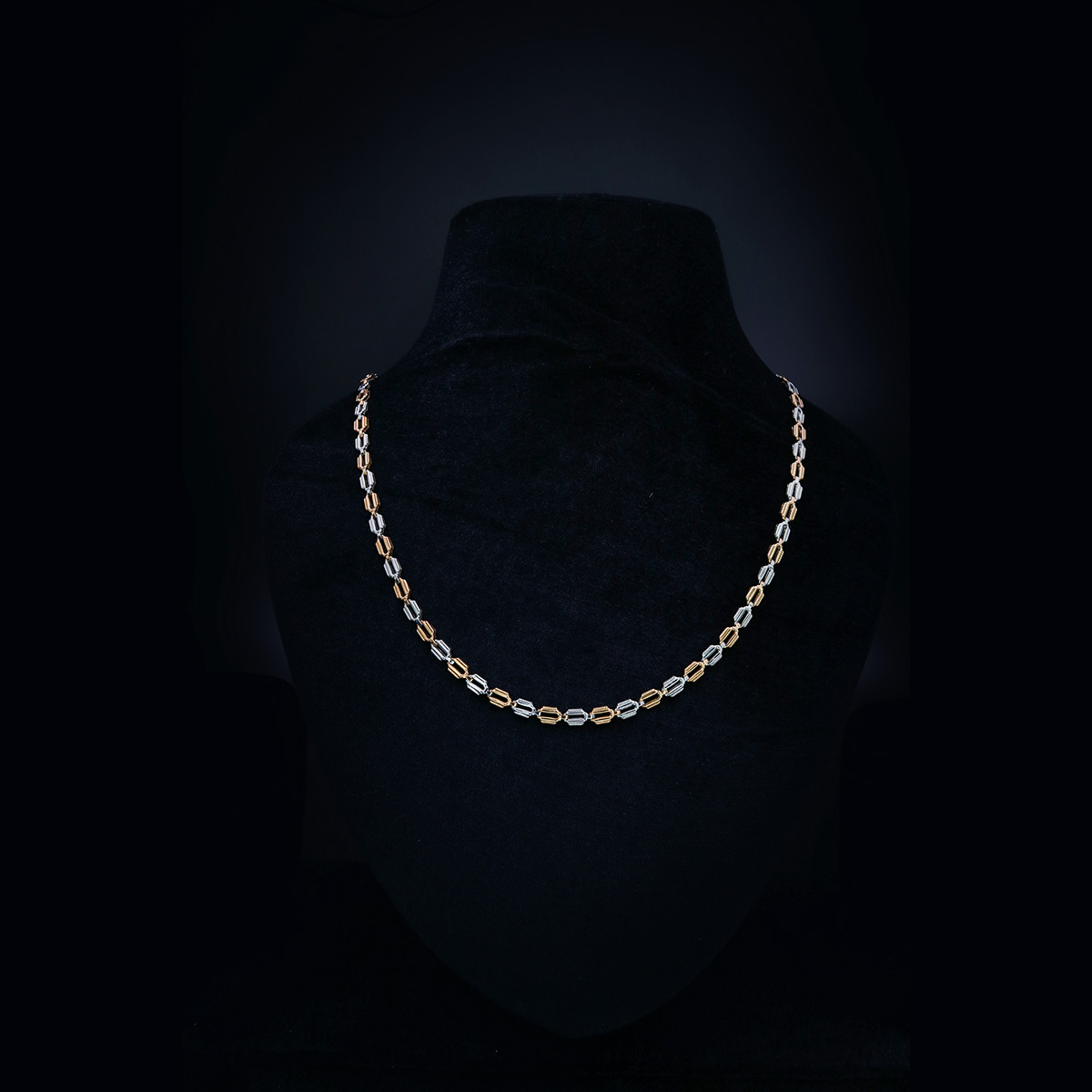 Sleek-&-Shimmering-Platinum-Chain-01-dgoldpassion