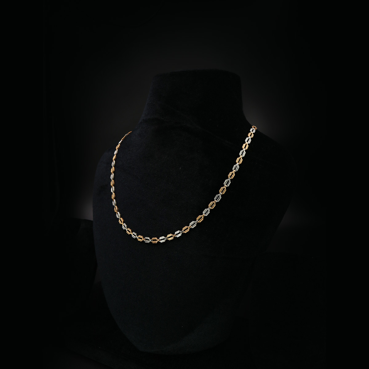 Sleek-&-Shimmering-Platinum-Chain-02-dgoldpassion